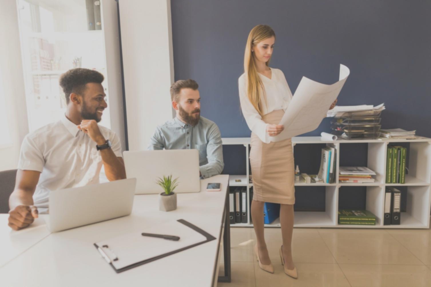 Profesionales analizando estrategias de partnership financiero